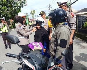 Sudah Melanggar  eeee Malah Dapat Helm Gratis